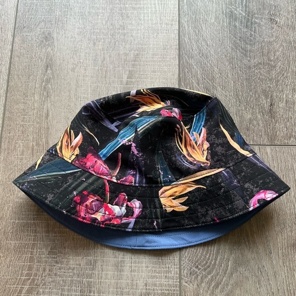 Lululemon Both Ways Bucket Hat in Waterdrop/Veiled Floral Black Multi main image 7